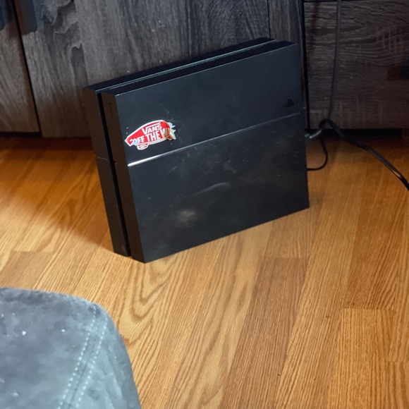I’m selling my Ps4 with a controller and games - Picture 2 of 3